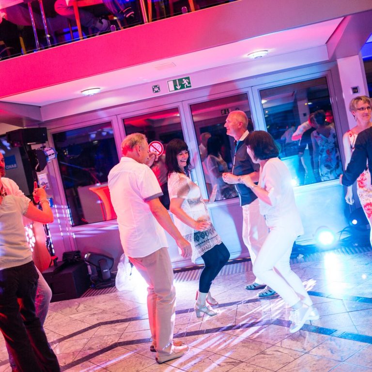DJ Sven Rudat sorgt bei einem Event in Frankfurt für eine Mischung aus romantischer Atmosphäre und ausgelassener Partystimmung bei den Gästen